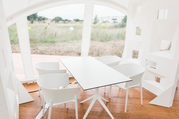 location mobilier evenementiel table marisol carré et chaise africa
