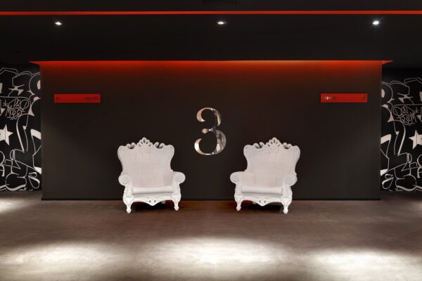 Location de fauteuils événementiels Toulouse - Fauteuil Queen of love design by PSB Lounge